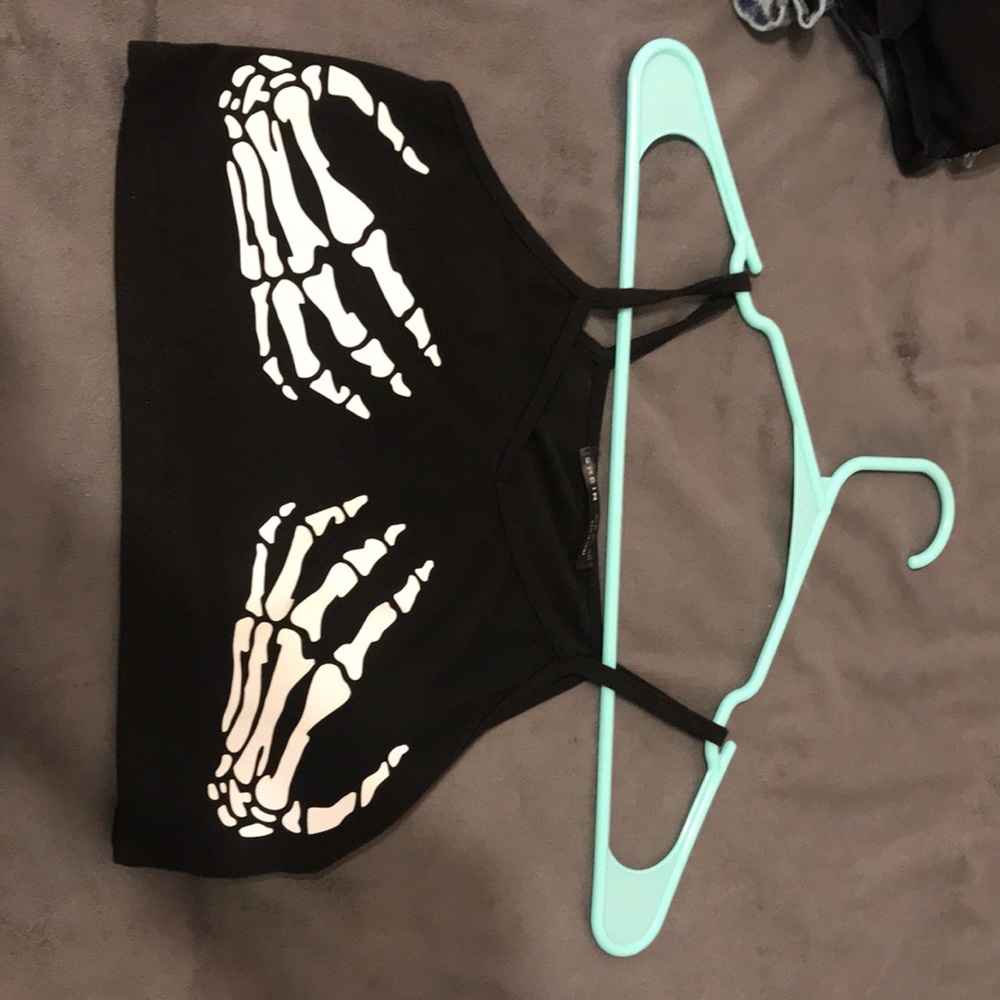 Cropped skull hand top